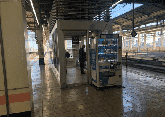 子鉄”大喜び間違いなしの穴場スポット！「新幹線見学エリア」 さいたま市大宮区大宮駅新幹線ホームに設けられた「新幹線見学エリア」。15・16番線ホーム北側のエレベーター付近という、ベビーカーでもアクセスしやすい場所にあります。新幹線に乗らなくとも、券売機