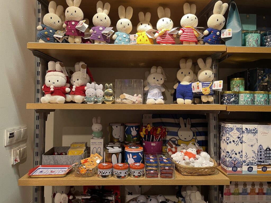 ミッフィー ぬいぐるみ オランダ空港限定品 miffy - ミッフィーオランダ スキポール空港 の通販 by