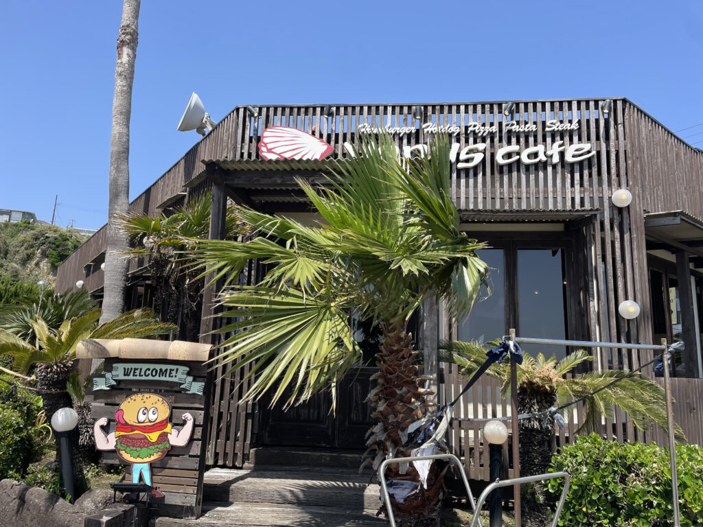 ドラマ「最後から二番目の恋」のロケ地としても有名な築90年を超える鎌倉坂ノ下の古民家カフェ。 あの伝説の「カフェ坂の下」が6月末に閉店になったのですがこのたび新しく「サカノシタ sacanosita」としてオープンするそうです！ しかもカフェ坂の下メンバー＋新