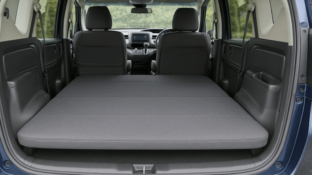 新型FREED CROSSTAR 5人乗りと6人乗りの比較