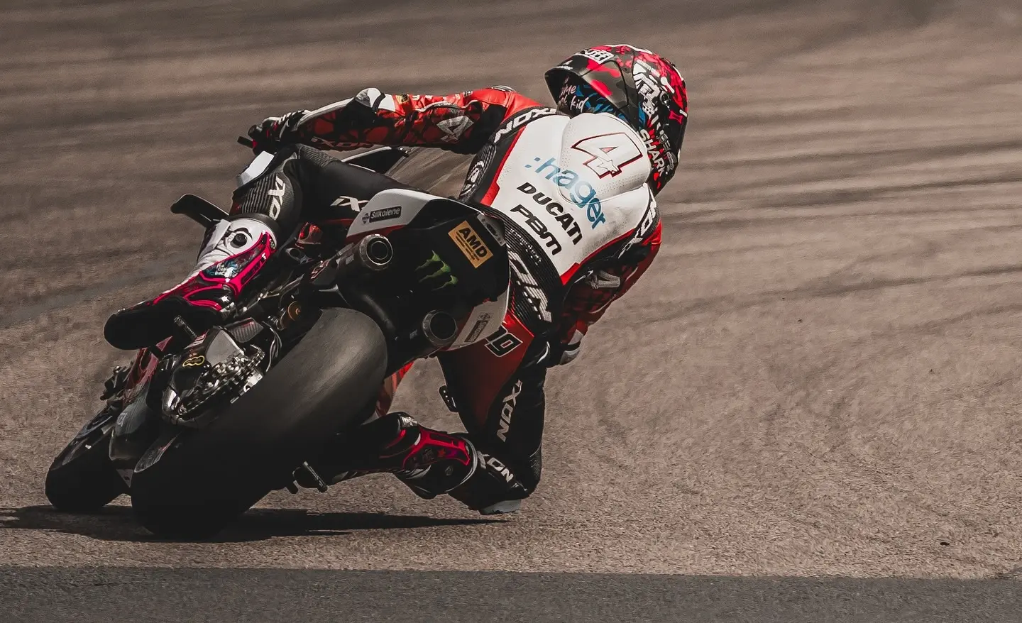 07スーパーバイク世界選手権 第3戦ドニントンパークGP＞芳賀 レース2で優勝を果たす - 英国 写真3枚 国際ニュース：AFPBB News