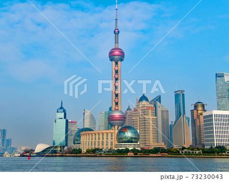 ライトアップされた東方明珠電視塔 11069020350 の写真・イラスト素材アマナイメージズ