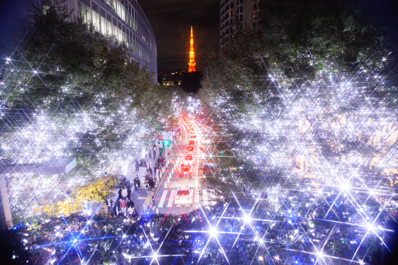 六本木けやき坂通りの 「けやき坂イルミネーション✨」 まるで一面雪景色のような 青いイルミネーションの先には、 ランドマークライトで輝く東京タワーが✨東京タワーのあたたかみある ライトアップの光を 一層引き立たせてくれています！ 本日は、Your Tokyo Tower