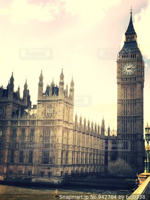 ロンドンの街にそびえるビッグベン時計塔の写真 – Unsplashの都市の無料画像