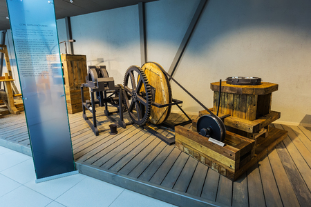 ソールズベリー、イギリス - 8 月 17 日: ソールズベリー大聖堂の時計は 1386年にまでさかのぼる世界最古の動作クロックです。2013 年 8月 17 日ソールズベリーに。の写真素材・画像素材 Image 27558666