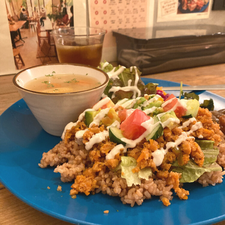 三鷹の森ジブリ美術館の企画展示「食べるを描く。」ジブリ作品の“食事シーン”の制作資料や場面の再現展示 - ファッションプレス