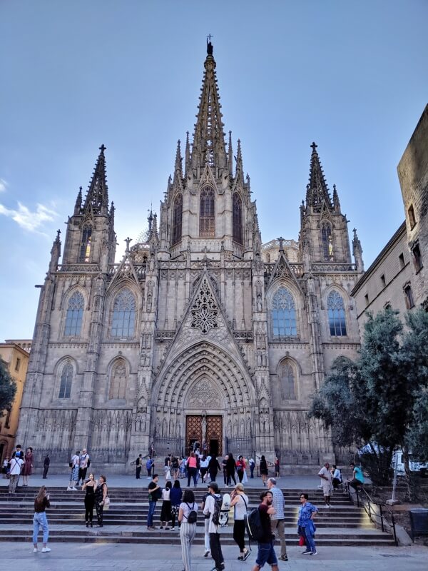 🇪🇸スペイン東部・カタルーニャ州🇪🇸バルセロナの山にそびえる「サグラド・コラソン教会」✨ ティビダボ山にあるモデルニスモ様式の美しい寺院は、ぜひ訪れたいスポット🥰ここからは、街や地中海の景色が一望できるんです☝ カタルーニャ広場からバスで行けます