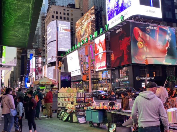 電子版 NYタイムズスクエア、「東芝」看板の撤去始まる 10年半の歴史に幕エレクトロニクス ニュース日刊工業新聞 電子版