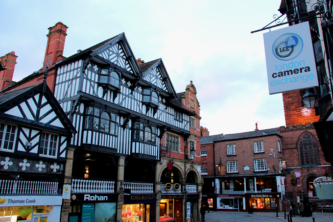 アンティーク家具の買い付け途中で立ち寄った英国らしいチューダー様式の街並みの街チェスターをご紹介します