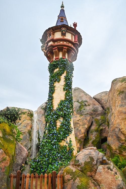 ラプンツェルのお城のモデルは？歴史や世界のディズニーパークの城下町や塔もご紹介