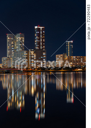 公式 福岡市＜ fukuokapics2月：御島神社 ＞ アイランドシティの新しい建物と海、そして海中に立つ鳥居の歴史的な景観が融合した、特別な風景ですね。この御島神社は日本書紀にも登場し、綿津見の神が祀られています⛩️Instagram