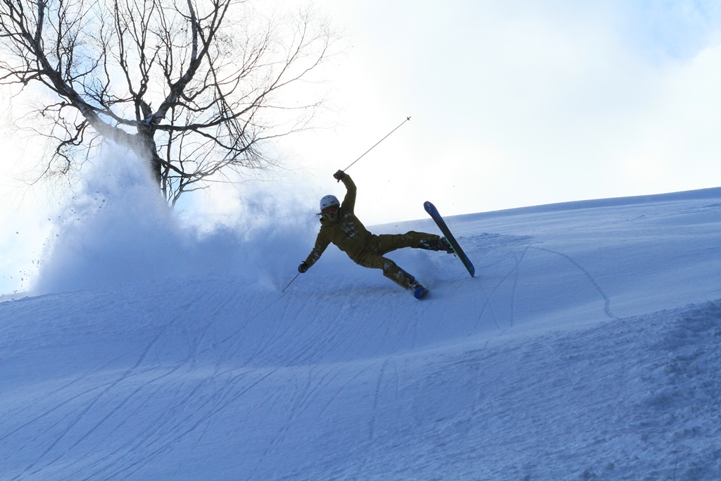 やぶはら高原スキー場 鉱泉ヒュッテ - 『いいバーンです♪♪』 おはようございます。 今朝のやぶはら高原。 気温2度。 天気晴れ。今日もYABUHARA MAGIC いいバーンです。 午前中までか笑Facebook