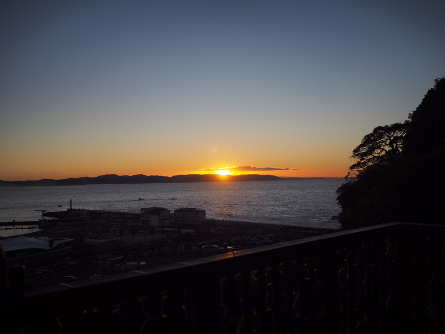 ケイルの朝日和 初日の出を拝みに海岸へ鎌倉市ケイル