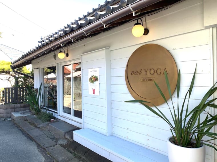 カフェ・オランジェブルー近代美術館葉山 葉山 ORANGEBLEUE 葉山町一色海岸 海の見えるカフェ 真名瀬バス停 森戸海岸 - YouTube