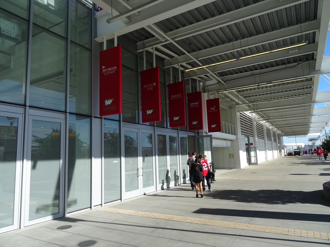 BNY Mellon Club West リーバイススタジアムのVIP席 サンフランシスコ・49ers- チープトラベルズ・チケット