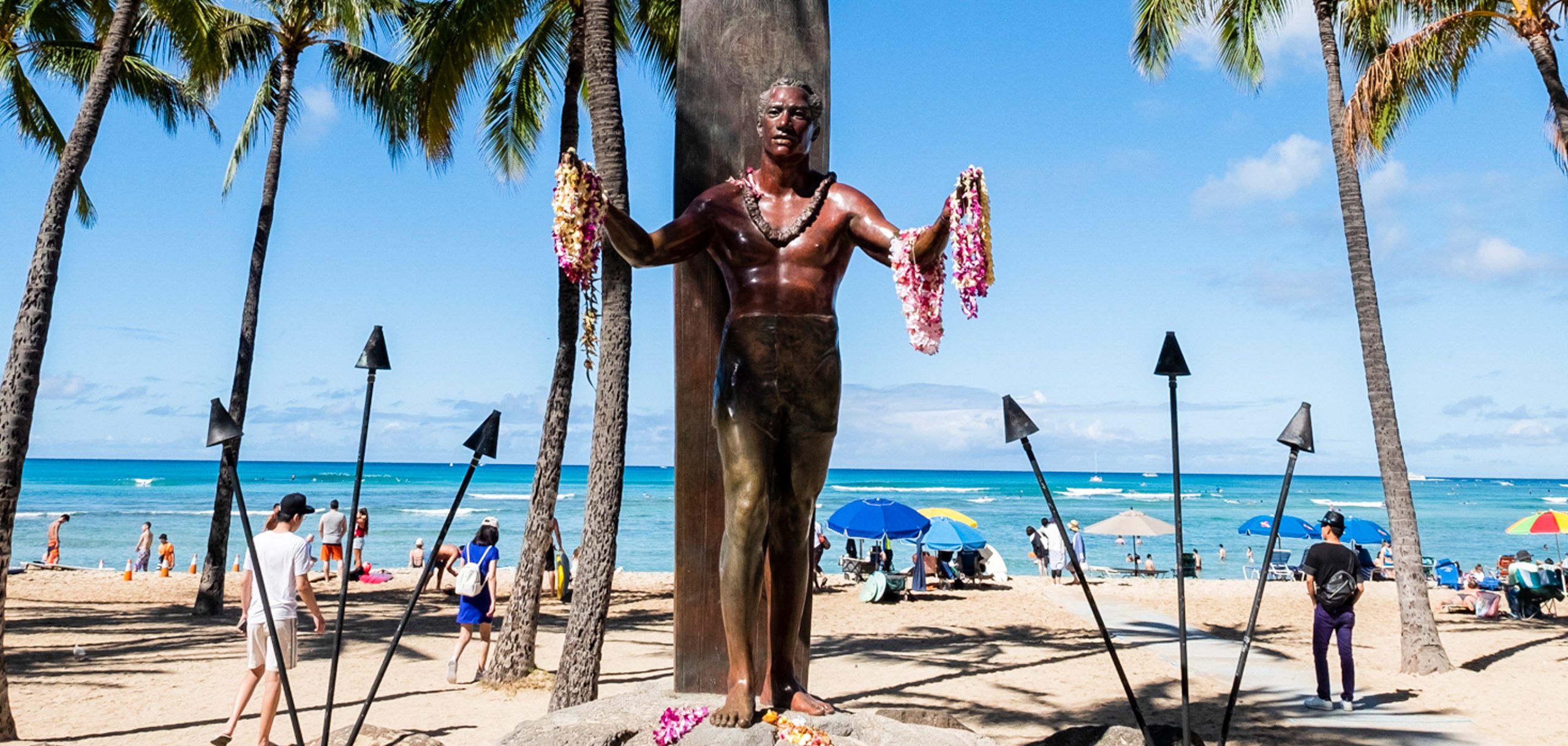🧡🏄🏽‍♂️Duke Kahanamoku in Sunset🏄🏽‍♂️🧡 夕暮れのワイキキの風景を鳥たち🐦の囀りがひびく通りの喧騒と共にお届け🤙🏼ハワイワイキキビーチカラカウア通りデュークカハナモクサンセットハワイの風景癒しの風景癒しのひとときハワイ好きな