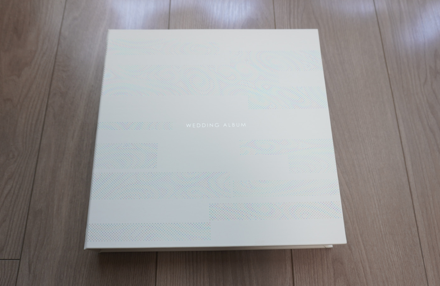 水の教会⛪️✨ この時期限定の「ウォーターキャンドルでの挙式」が始まりました✨ おふたりの目の前に広がる「水の祭壇」の空間には、約200個のキャンドルが並びます🕯トマムの満天の星が水面に映り込んだようにキャンドルの灯りが輝き、幻想的で静寂なご結婚式を叶える