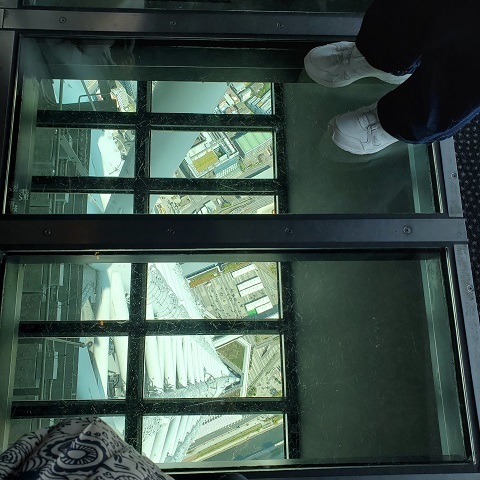 東京タワー大展望台のガラス床の写真素材27168318- PIXTA