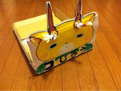 段ボールすべりをするこども ソフト