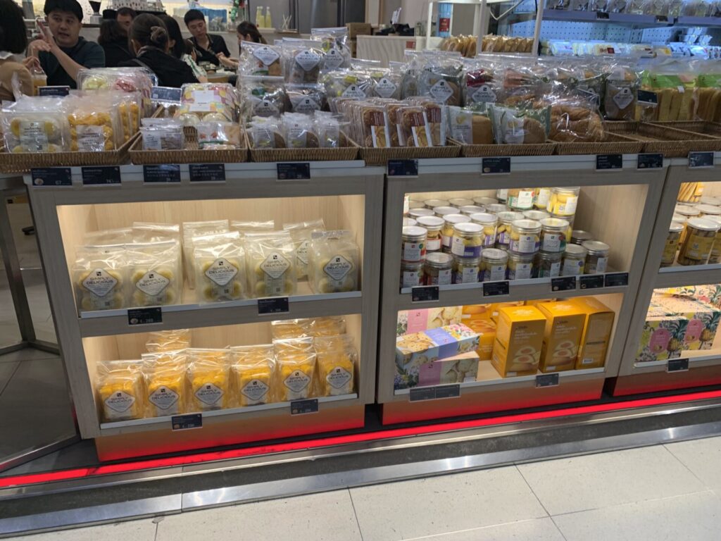 バンコク🇹🇭タイ スワンナプーム空港でお土産買うならここ！Trip.com バーンプリ