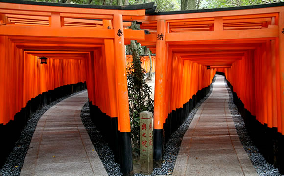 京ぶらり旅 話題の“パワースポット”体験 伏見稲荷の「おもかる石」Pouch ポーチ