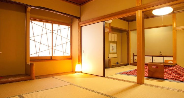 弥山小屋 料金表 ◇小屋宿泊 一泊一食▶︎¥8000 一泊二食▷¥9000 一泊三食▷¥10000 素泊まり▷¥6,500 ◇個室料金三人部屋▷¥3000 四人部屋▷¥4000 五人部屋▶︎¥5000小屋宿泊代+個室料金◇テント泊1名▷¥1000 大人・子ども料金は同一です。1張り2名＝¥2000弥