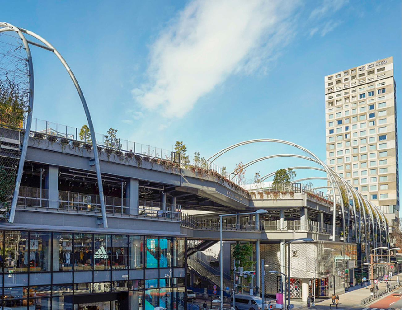 MIYASHITA PARK話題の屋上公園 貸し切り状態の芝生で朝スタバ！エディターズアクト