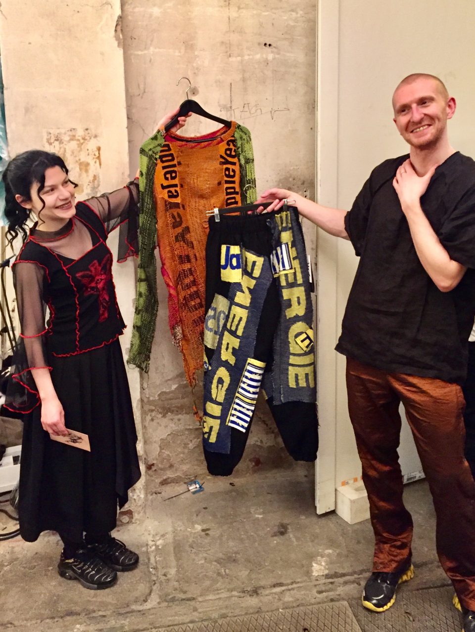 仕事を辞めずにバックパッカー。名古屋在住アラサーOL海外一人旅日記ヨーロッパ編6 ノリと勢いだけで急遽ドイツ ・ベルリン行きを決行。靴を脱いで寛ぐミュージックバー、世界一入場困難と言われるテクノクラブ『Berghain ベルグハイン 』に挑戦。LIVERARY – A