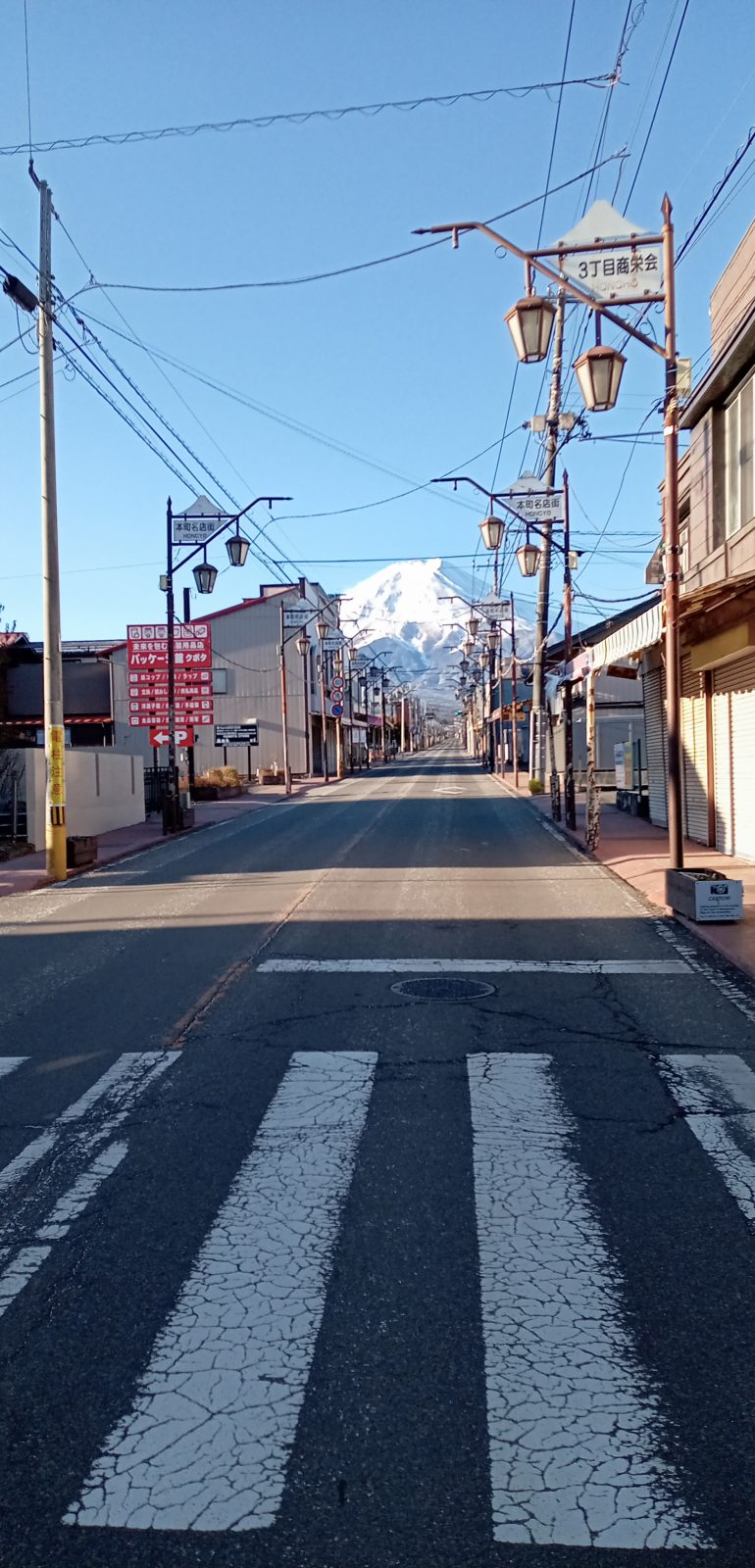 富士山絶景スポットの交差点、観光客殺到で迷惑駐車も増加 富士吉田市が好機生かす「解決策」 : 読売新聞