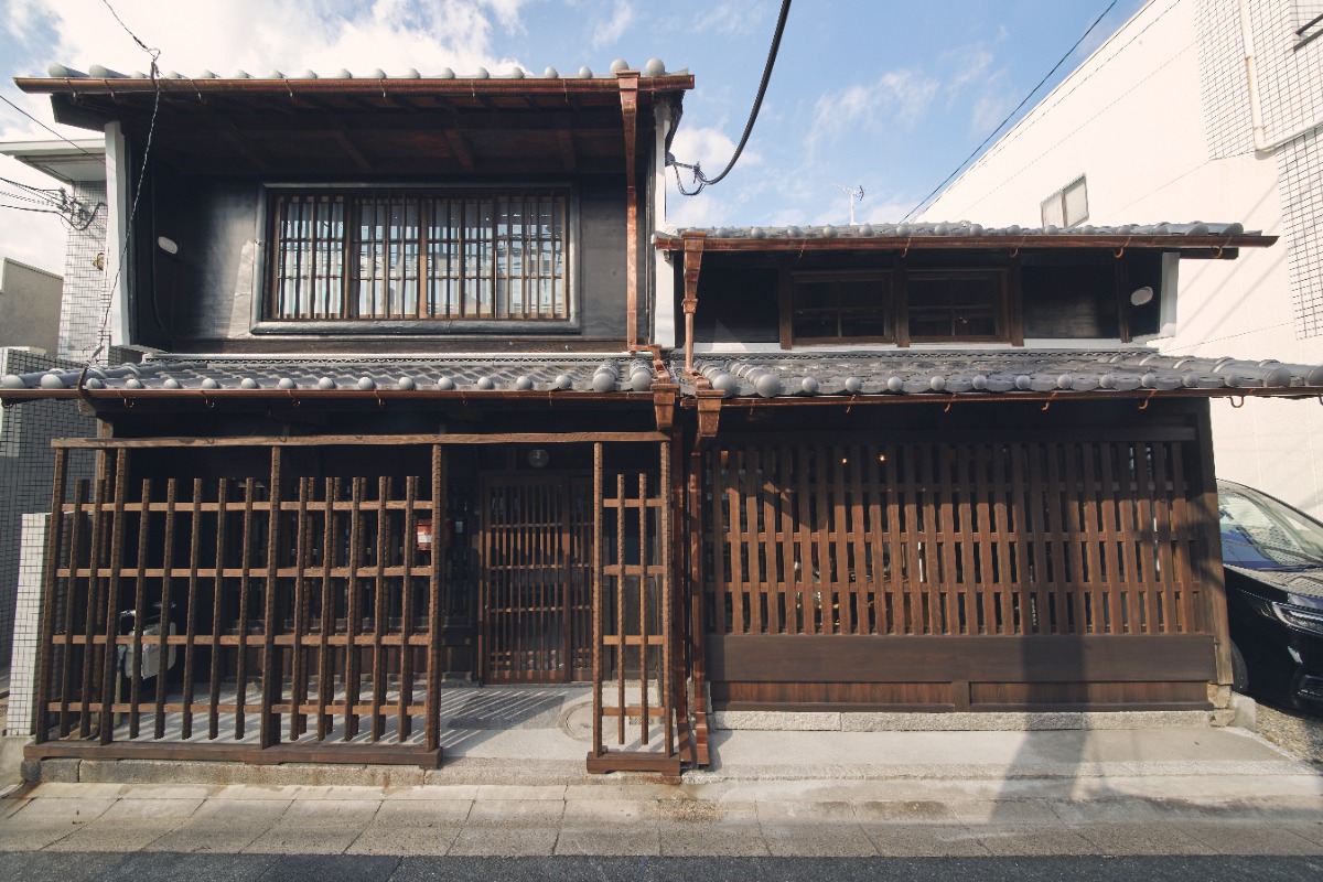 奈良県 町屋を改装したコンビニ150257309 の写真素材 - アフロ