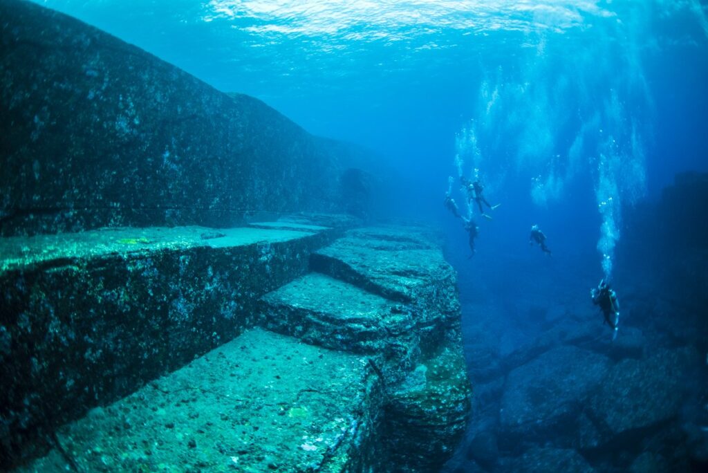 ファイル:Yonaguni Ruins Scuba.jpg - Wikipedia