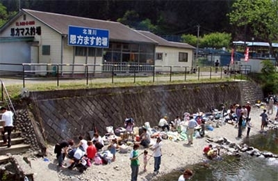 秋川国際マス釣場ビギナー向け本格渓流釣り場