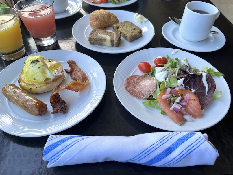 Aloha🌺 エンバシーが選ばれる理由の1つは ボリューム満点！毎日無料の朝食ブッフェ🍴🍳 ご家族で食べたいものがばらばらでもお好きなものを、お好きなだけ取ることができる ブッフェならみんながハッピー✨👏 しっかりパワーチャージして1日を満喫しましょう