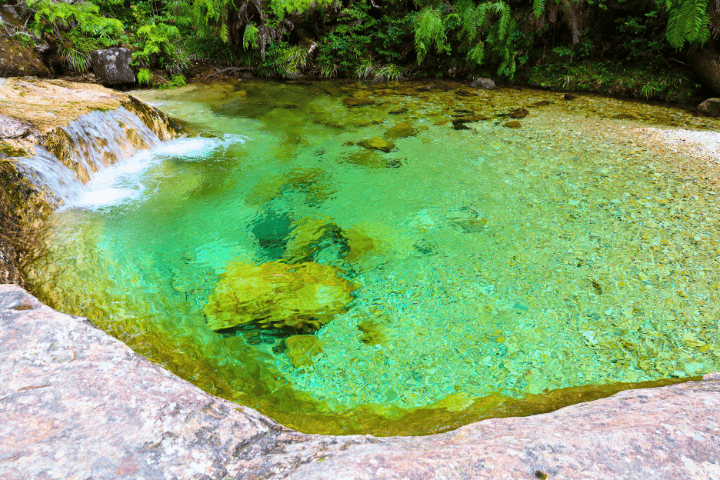 location 愛知県新城市 , 乳岩峡 ちいわきょう , 1周90分くらいで回れるハイキングコースです。,奥の階段をのぼっていくと1番の絶景スポットが✨, 岩場やハシゴもあって楽しいです☺️,乳岩峡ハイキングコース愛知登山初心者photo_jpniphoneiphone11proretrip_aichijapanaichi