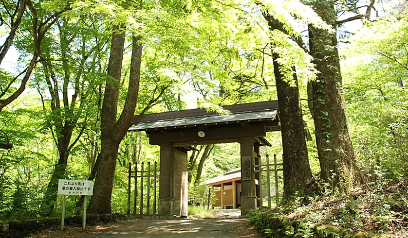 旧碓氷峠見晴台 . 旧碓氷峠にある見晴台からのサンセット🌄 右側には冠雪した浅間山 夕日の右側に離山の頭が少し見える👀遠く左側には八ヶ岳が見えますね🙂 . お正月５日 穏やかな日に高原で迎えた静かなサンセット🙂 また見に来たいですね！！ 水平線に沈む