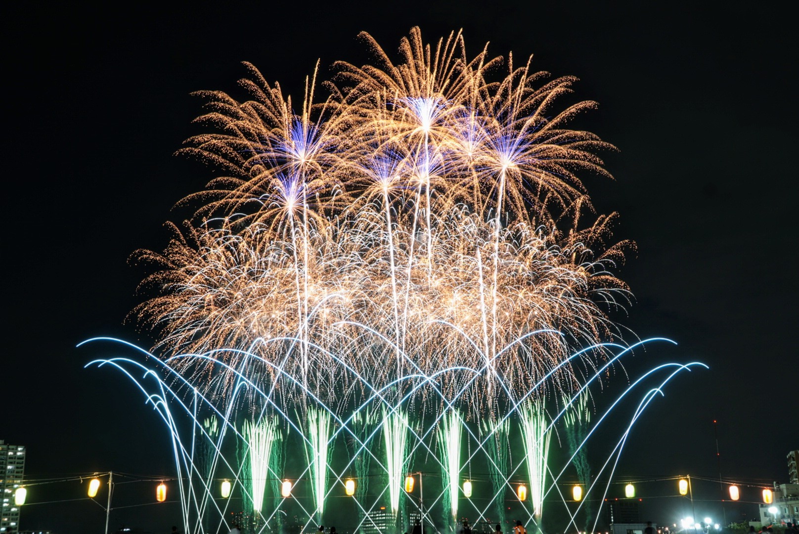 今年の大田区六郷土手での花火大会 平和祈念花火 は、8月15日でしたが♪諸事情により8月28日となりました。 お間違いないように^_^大田区太鼓連盟にて、賑やかしの和太鼓をご披露させていただきます♪