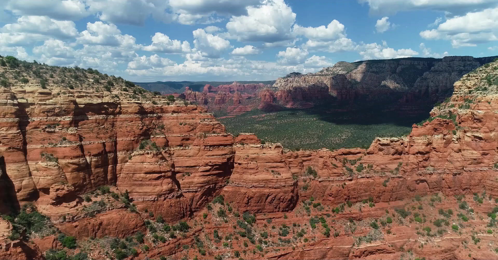 パワースポット!真っ赤な夕暮れの絶景🥺 📍Airport Mesa VortexSedna 日本人にも人気の街、セドナ🌟パワースポットとして エアポートメサ、ボイントンキャニオン、カセドラルロック、ベルロック、レッドロック・クロッキシングが点在しています💞中でも簡単に行ける