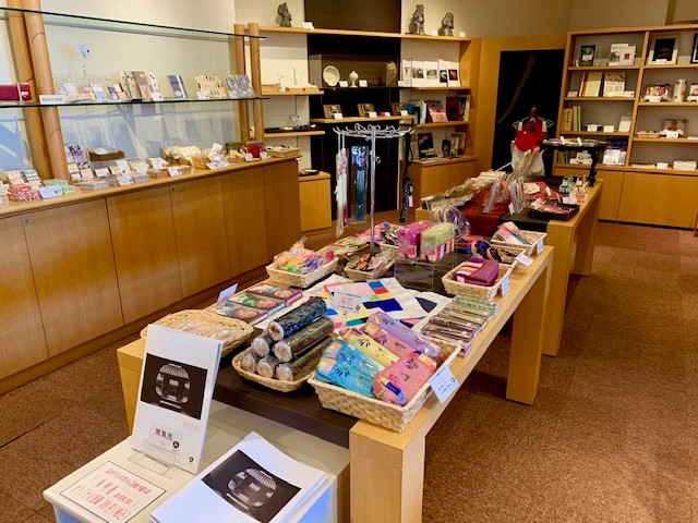 高浜市やきものの里 かわら美術館」のミュージアムショップ。瓦の名産地で見つけた、小さくてかわいいもの。タビガタリ