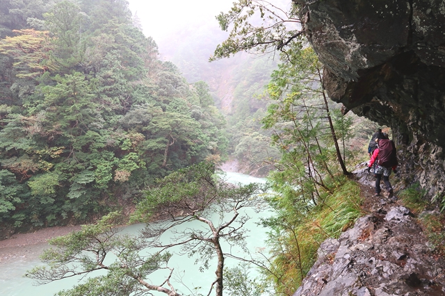 桃ノ木山の家泊で大杉谷渓谷登山！予約・口コミ・料金・食事・お風呂の詳細 前編- アオヒゲ危機一髪♪ 樽の中身は何だろう