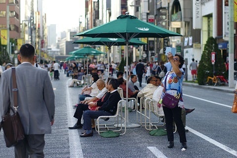 銀座4丁目交差点と歩行者天国 25991005698 の写真・イラスト素材アマナイメージズ