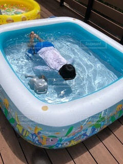 トラウマになる「殺人サメがいるプールを泳いで脱出するホラーゲーム」 Sharks and Minnows