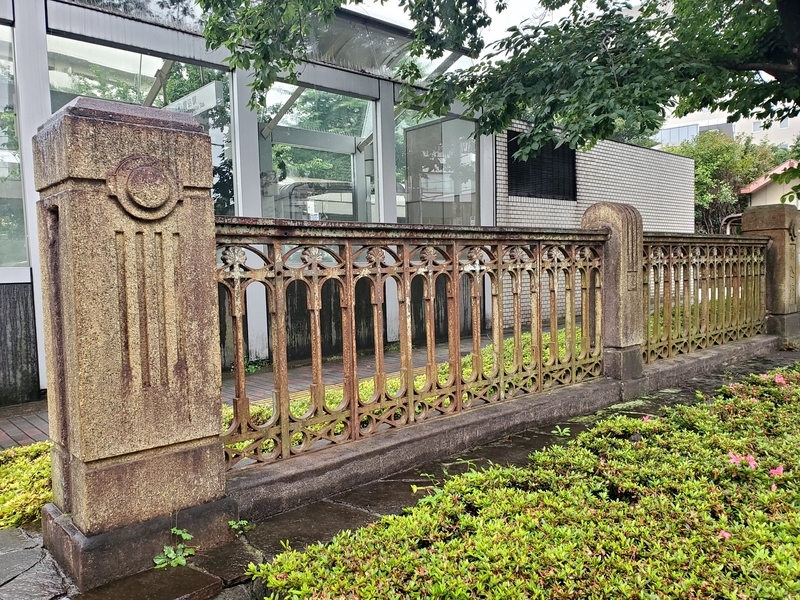 駒込駅前に設置されている桃色のポストです☆＝株式会社 ポーラベア