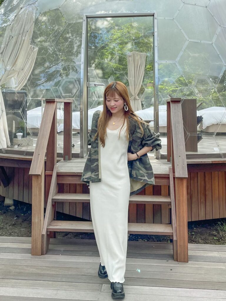 グランピングの時のコーデ💚 スカートはリバーシブルなので旅行の時コーデの雰囲気が変えられて便利です☺️ T-shirt: UNIQLO skirt:simpliciteグランドーム伊勢賢島グランピングアウトドア伊勢キャンプキャンプ女子賢島絶景伊勢グルメ旅スタグラム