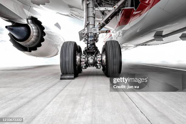 3,439 飛行機 車輪 Stock Photos, High-Res Pictures, and Images - Getty Images滑走路, 航空機 タイヤ, 飛行機雲