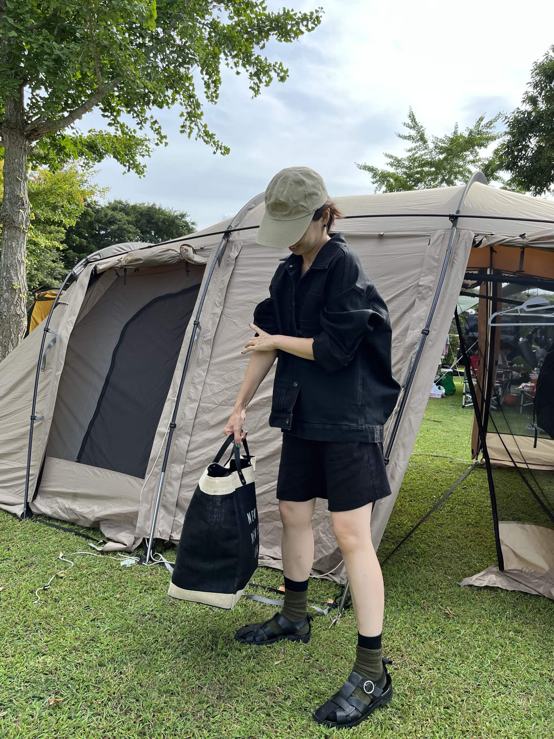 夏キャンプの服装で困らないために！昼夜の気温差や雨対策の準備も！ランドネ