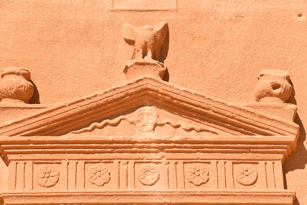 ナバテア文明の謎に迫る！世界遺産 ヘグラ遺跡＋ダダン＋エレファントロック１日観光＜混載 英語 昼食 ホテル送迎付き アルウラ発＞サウジアラビアの観光・オプショナルツアー専門 VELTRA ベルトラ