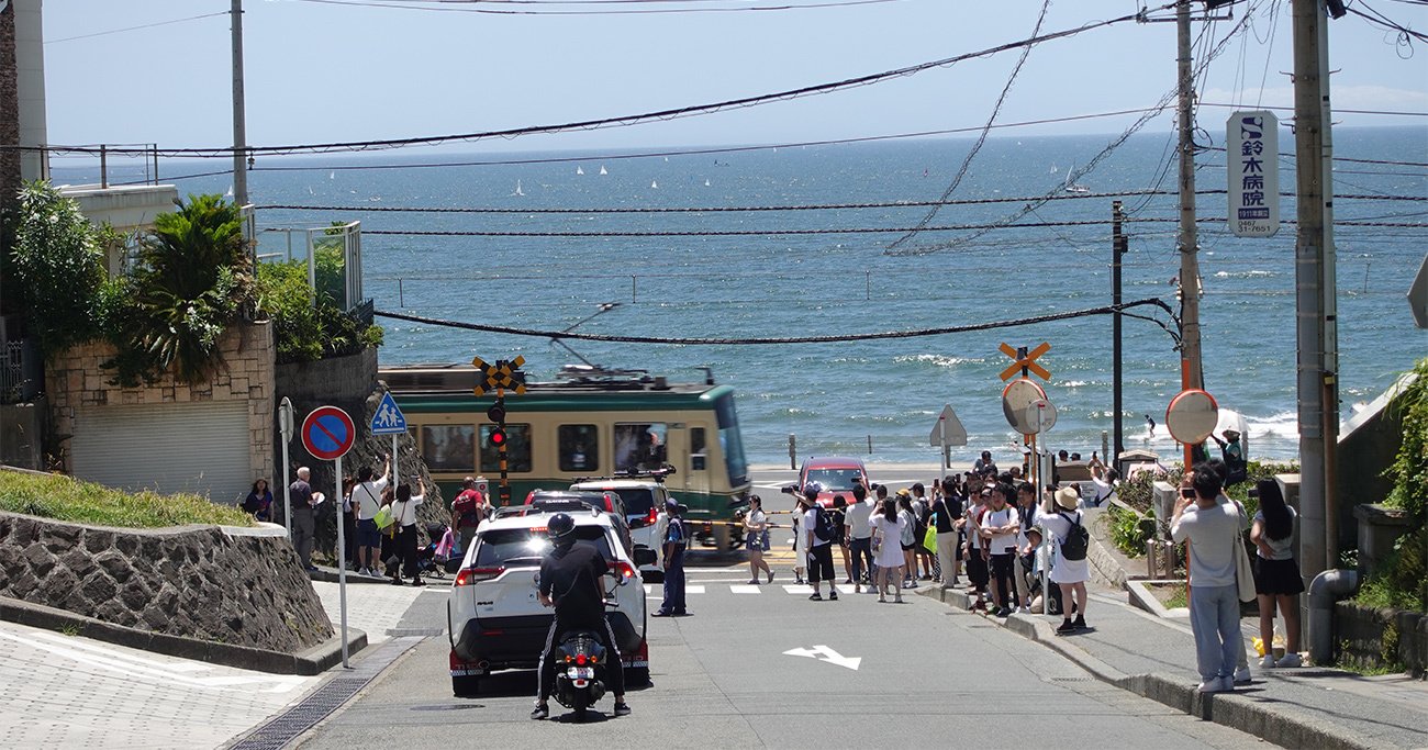 江ノ電散歩4『スラムダンク』の踏切がある湘南の海岸へ ～七里ヶ浜駅・鎌倉高校前駅～ - LIVE JAPAN日本の旅行・観光・体験ガイド