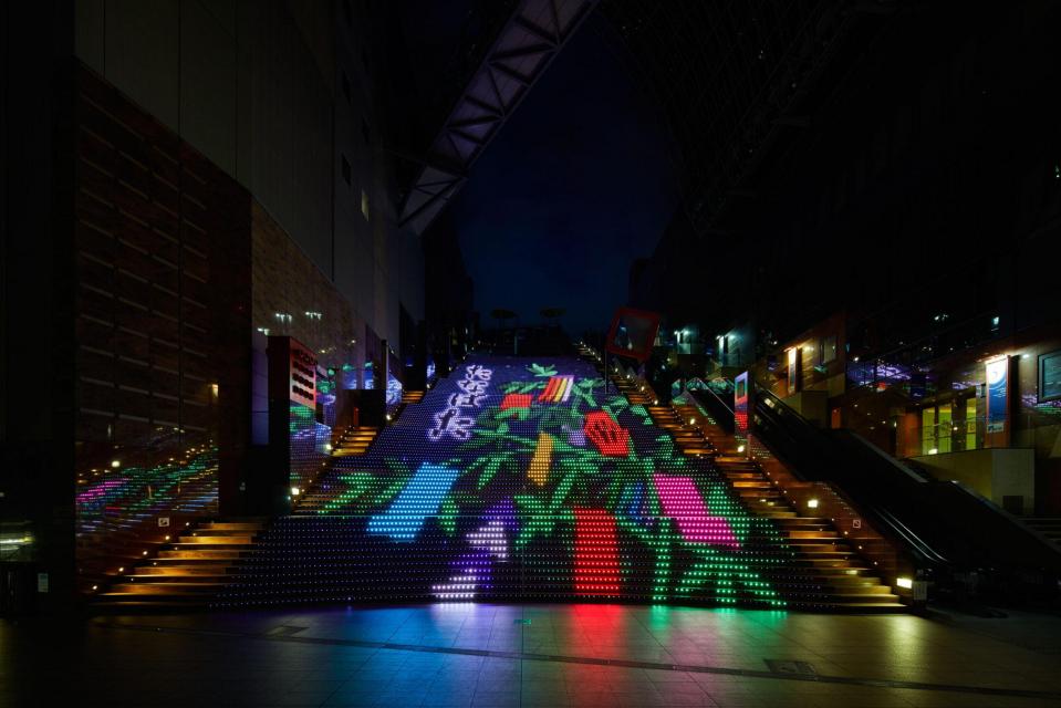 京都市 ピアノを弾くと大階段でイルミネーション体験！ 京都駅ビルを皮切りに市民参加型光の祭典が開幕 HOTSUU- エキスパート -Yahoo!ニュース