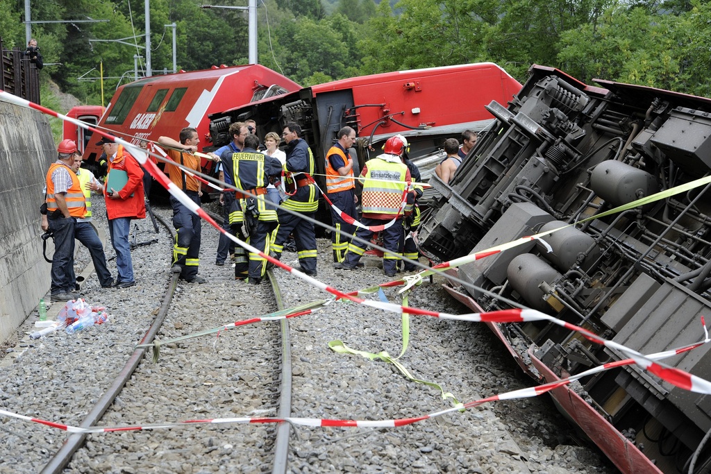 鉄道ファン必見 スイス・マッターホルン号の「赤と白」の車両が富士急にやってきた！ 提携２５周年で水戸岡デザインのヘッドマークも - 産経ニュース