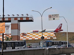 サンパウロ旅客機炎上事故、安全対策の不備を非難する声高まる 写真19枚 国際ニュース：AFPBB News